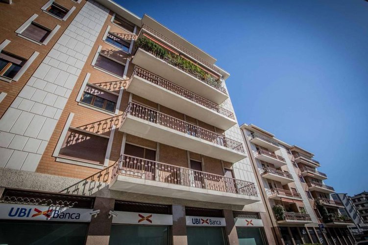 Ampio pentalocale con 3 bagni in centrale condominio. Bergamo