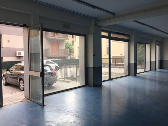 Ampio locale commerciale con 6 vetrine in zona centrale. Bergamo