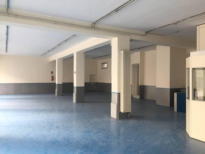 Ampio locale commerciale con 6 vetrine in zona centrale. Bergamo