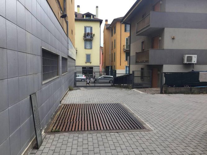 Ampio locale commerciale con 6 vetrine in zona centrale. Bergamo