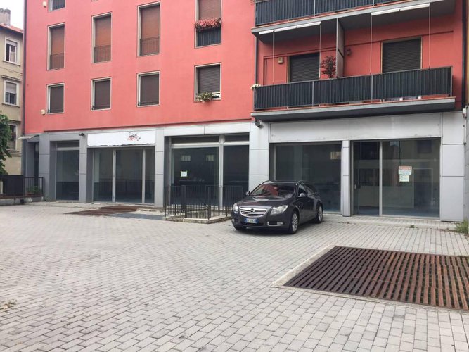 Ampio locale commerciale con 6 vetrine in zona centrale. Bergamo