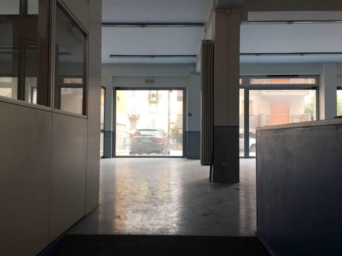 Ampio locale commerciale con 6 vetrine in zona centrale. Bergamo