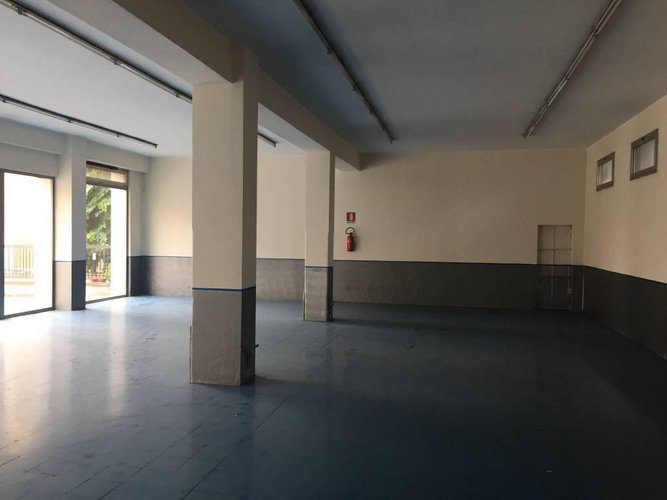 Ampio locale commerciale con 6 vetrine in zona centrale. Bergamo