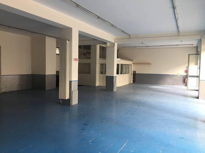 Ampio locale commerciale con 6 vetrine in zona centrale. Bergamo