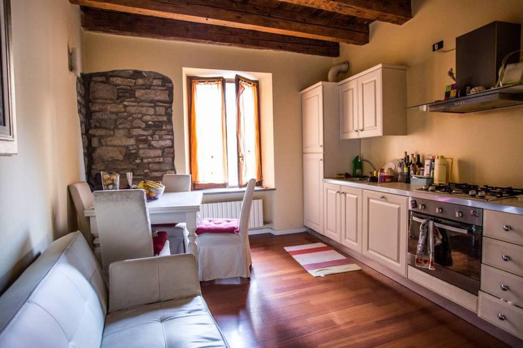 Bilocale ristrutturato in palazzetto affrescato. Bergamo