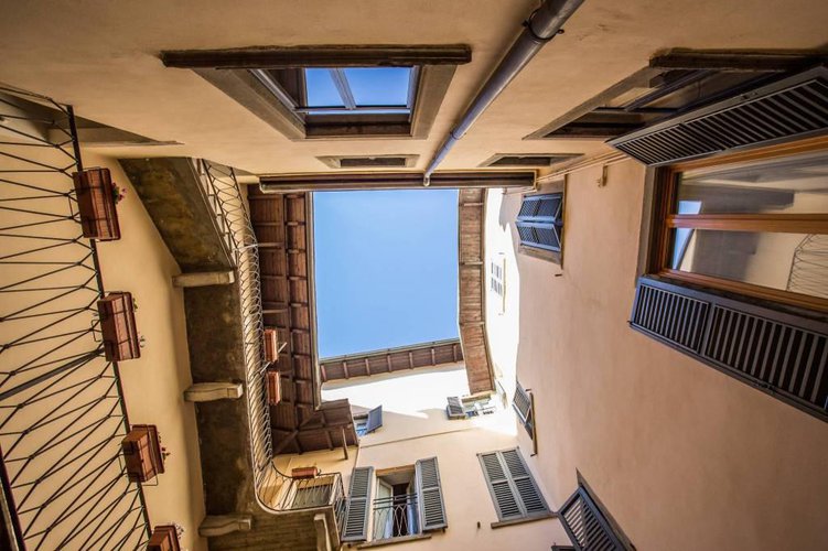 Bilocale ristrutturato in palazzetto affrescato. Bergamo