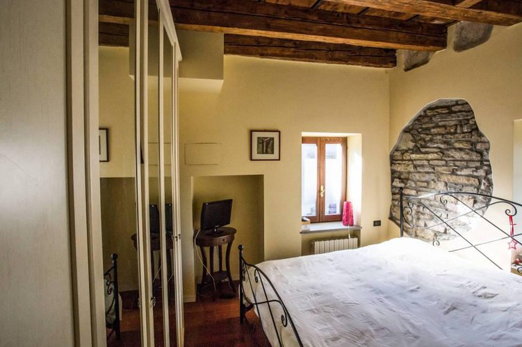 Bilocale ristrutturato in palazzetto affrescato. Bergamo