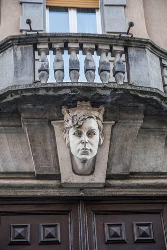 Trilocale a piano ultimo in centrale palazzetto d'epoca. Bergamo