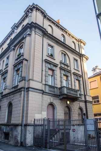 Trilocale a piano ultimo in centrale palazzetto d'epoca. Bergamo