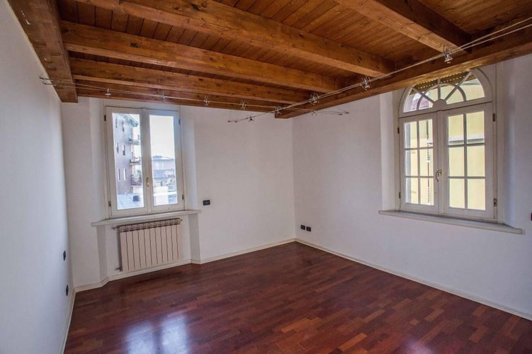 Trilocale a piano ultimo in centrale palazzetto d'epoca. Bergamo