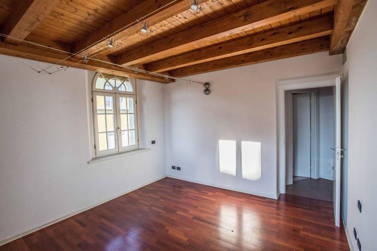 Trilocale a piano ultimo in centrale palazzetto d'epoca. Bergamo