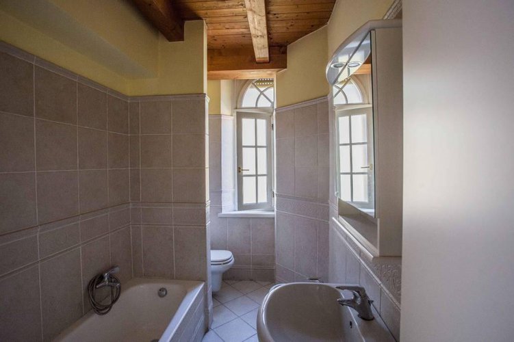 Trilocale a piano ultimo in centrale palazzetto d'epoca. Bergamo