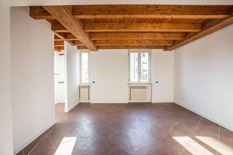 Trilocale a piano ultimo in centrale palazzetto d'epoca. Bergamo