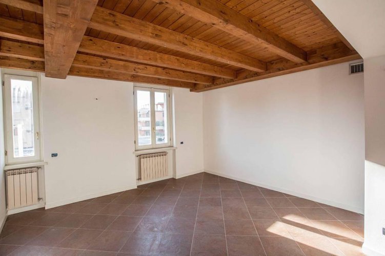 Trilocale a piano ultimo in centrale palazzetto d'epoca. Bergamo