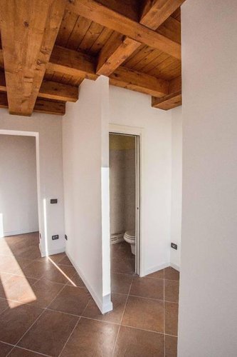 Trilocale a piano ultimo in centrale palazzetto d'epoca. Bergamo