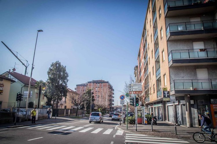 Negozio con 3 vetrine fronte strada e ufficio a piano primo. Bergamo