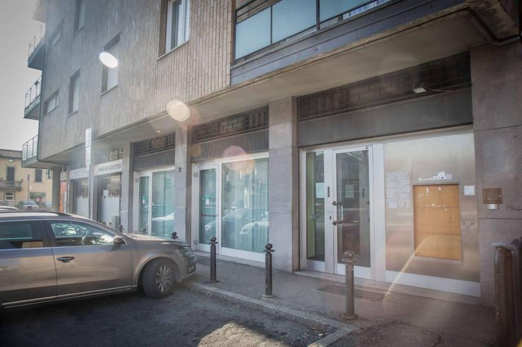 Negozio con 3 vetrine fronte strada e ufficio a piano primo.