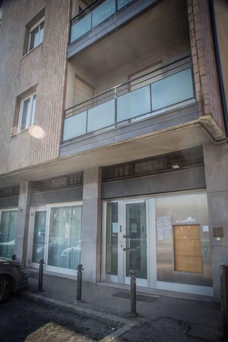 Negozio con 3 vetrine fronte strada e ufficio a piano primo. Bergamo