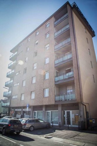 Negozio con 3 vetrine fronte strada e ufficio a piano primo. Bergamo