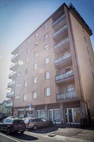 Negozio con 3 vetrine fronte strada e ufficio a piano primo. Bergamo