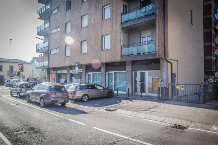 Negozio con 3 vetrine fronte strada e ufficio a piano primo. Bergamo