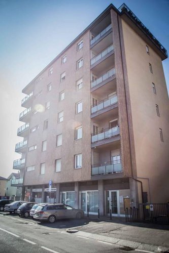 Negozio con 3 vetrine fronte strada e ufficio a piano primo. Bergamo