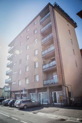 Negozio con 3 vetrine fronte strada e ufficio a piano primo. Bergamo