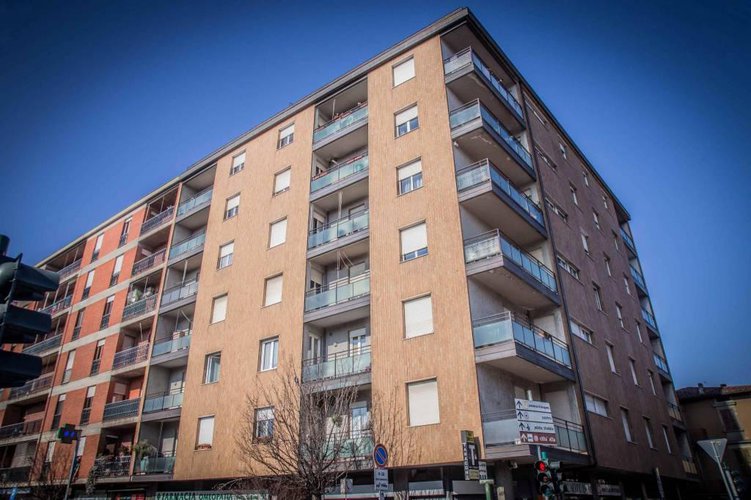 Negozio con 3 vetrine fronte strada e ufficio a piano primo. Bergamo