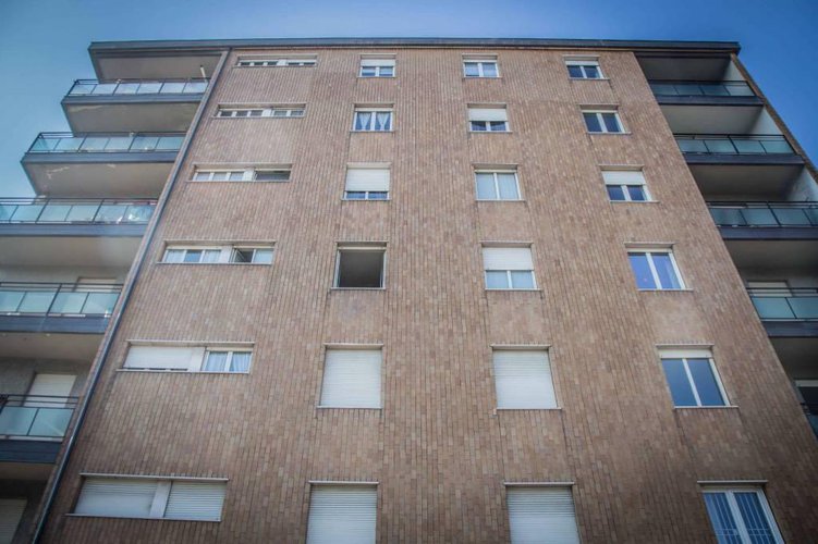 Negozio con 3 vetrine fronte strada e ufficio a piano primo. Bergamo