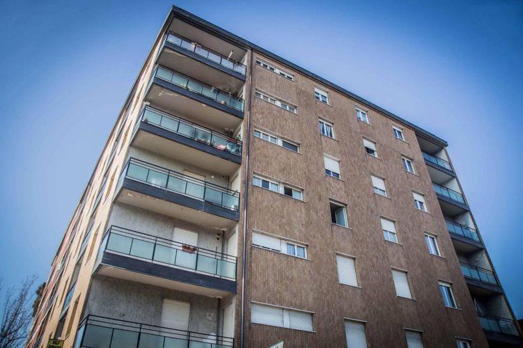 Negozio con 3 vetrine fronte strada e ufficio a piano primo. Bergamo