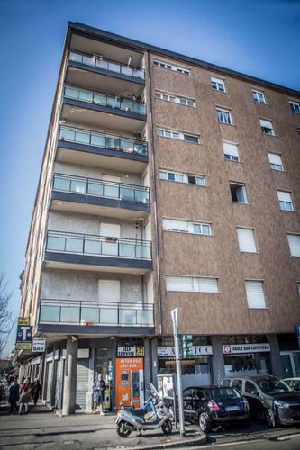 Negozio con 3 vetrine fronte strada e ufficio a piano primo. Bergamo