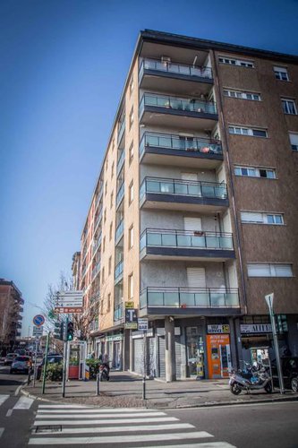 Negozio con 3 vetrine fronte strada e ufficio a piano primo. Bergamo