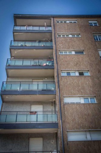 Negozio con 3 vetrine fronte strada e ufficio a piano primo. Bergamo