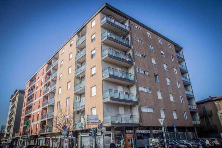 Negozio con 3 vetrine fronte strada e ufficio a piano primo. Bergamo