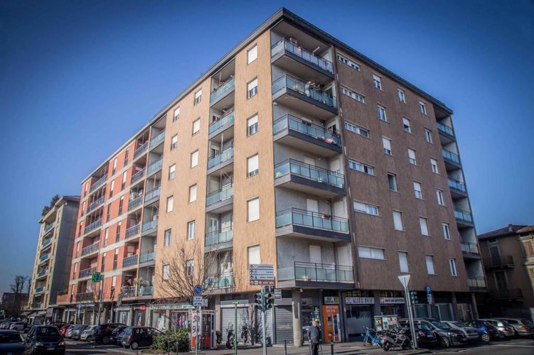 Negozio con 3 vetrine fronte strada e ufficio a piano primo. Bergamo