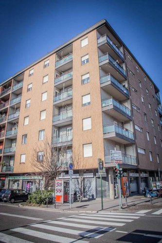 Negozio con 3 vetrine fronte strada e ufficio a piano primo. Bergamo