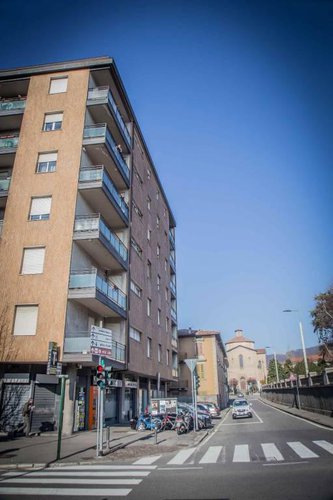 Negozio con 3 vetrine fronte strada e ufficio a piano primo. Bergamo