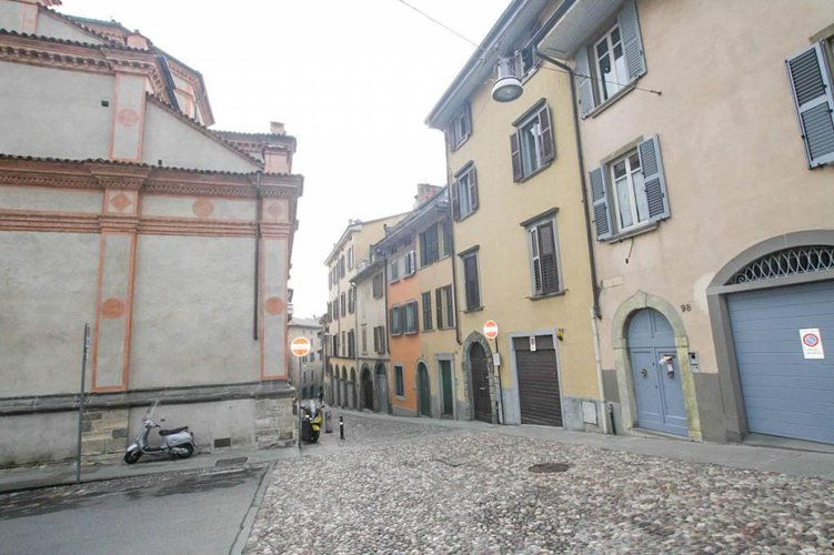Trilocale in corte storica restaurata in Sant'Alessadro Alta Bergamo