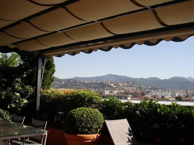 Attico con vista meravigliosa e ampi terrazzi.