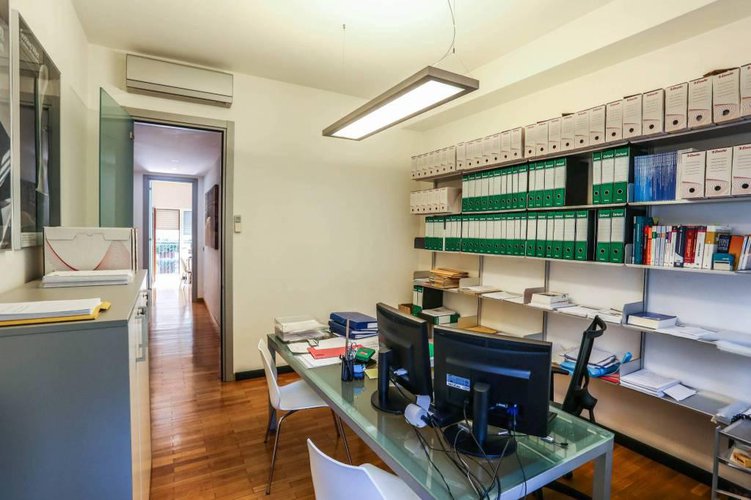 Prestigioso ufficio in centrale condominio anni '70. Bergamo