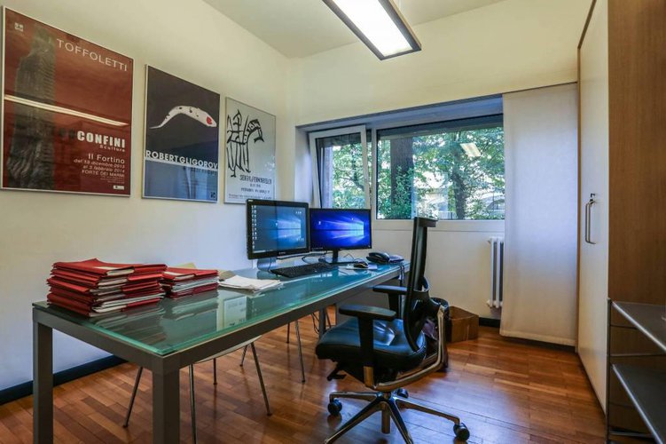 Prestigioso ufficio in centrale condominio anni '70. Bergamo