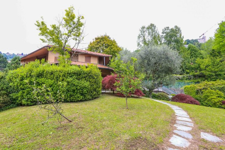 Prestigiosa villa con giardino in Conca d'Oro. Bergamo