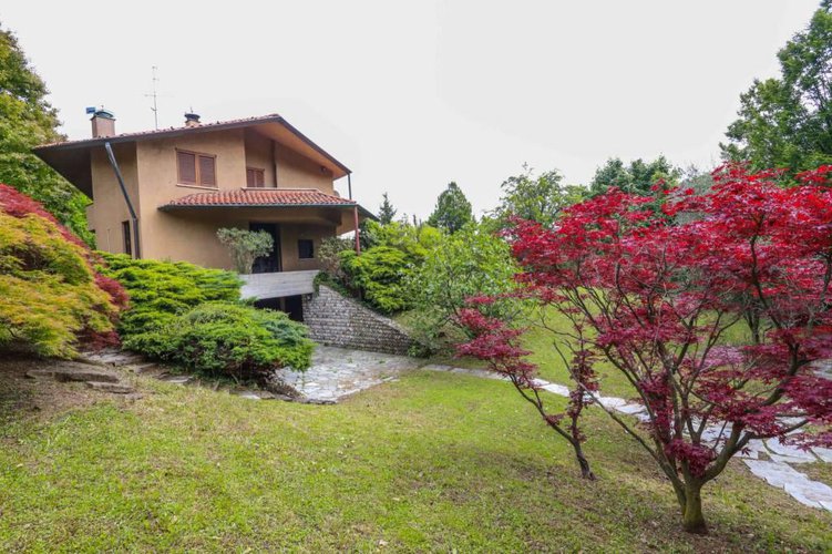 Prestigiosa villa con giardino in Conca d'Oro. Bergamo