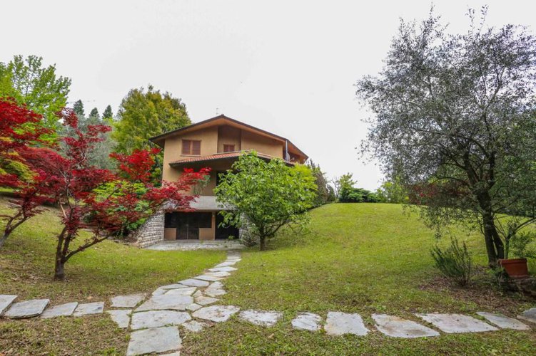 Prestigiosa villa con giardino in Conca d'Oro. Bergamo