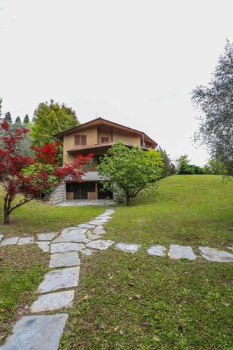 Prestigiosa villa con giardino in Conca d'Oro. Bergamo