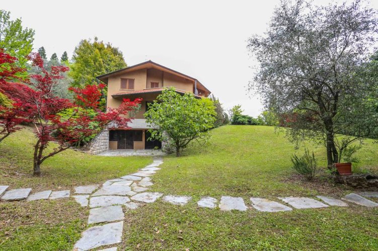 Prestigiosa villa con giardino in Conca d'Oro. Bergamo
