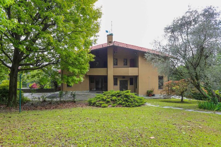 Prestigiosa villa con giardino in Conca d'Oro. Bergamo