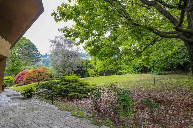 Prestigiosa villa con giardino in Conca d'Oro. Bergamo