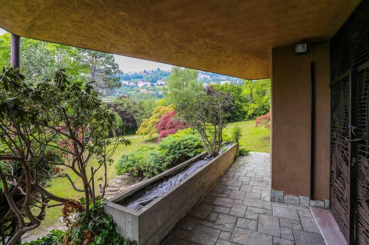 Prestigiosa villa con giardino in Conca d'Oro. Bergamo