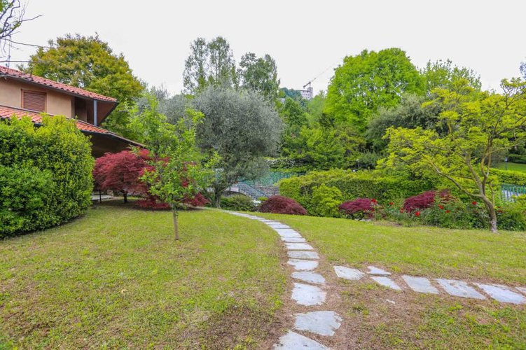 Prestigiosa villa con giardino in Conca d'Oro. Bergamo